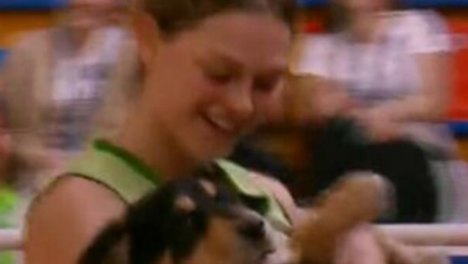 GOST IZNENAĐENJA Pas prekinuo meč Zvezde, košarkašice oduševljene (VIDEO)