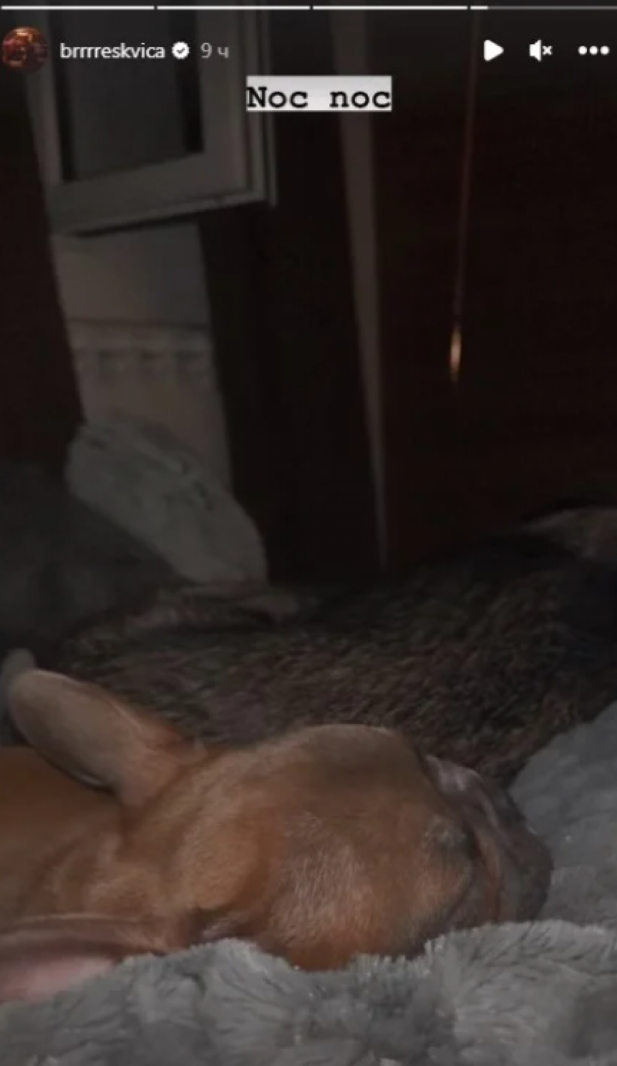 RASKINULA SA DEČKOM? Breskvica novom fotkom iz kreveta zabrinula sve (FOTO)