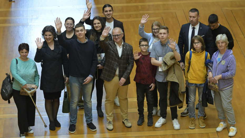 POSLANIK PORUČIO DA JE SREĆAN ŠTO GRAĐANE MOŽE DA UPOZNA SA PARLAMENTOM: Vesić sa tiktokerima obišao Narodnu skupštinu