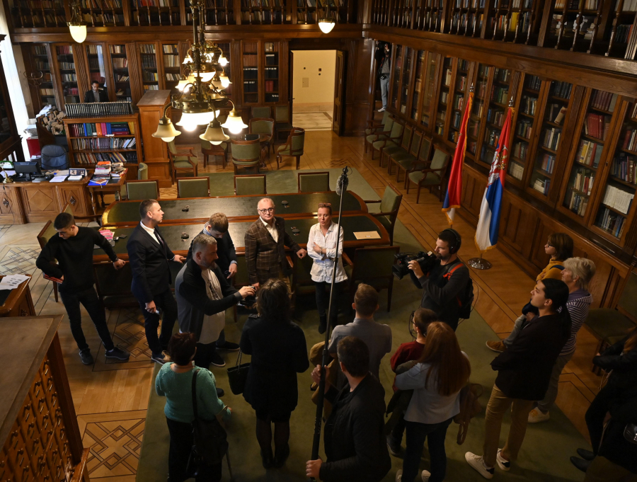 POSLANIK PORUČIO DA JE SREĆAN ŠTO GRAĐANE MOŽE DA UPOZNA SA PARLAMENTOM: Vesić sa tiktokerima obišao Narodnu skupštinu