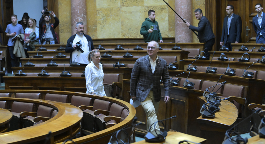 POSLANIK PORUČIO DA JE SREĆAN ŠTO GRAĐANE MOŽE DA UPOZNA SA PARLAMENTOM: Vesić sa tiktokerima obišao Narodnu skupštinu