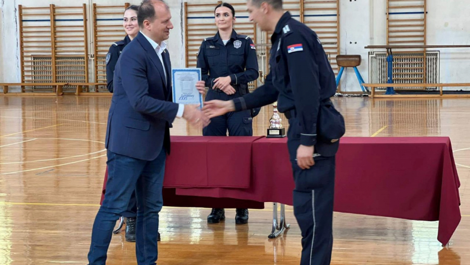 SVEČANOST U SREMSKOJ KAMENICI U OKVIRU "DANA SPORTA" Uručene medalje i pehari budućim policajcima koji su se oprobali u različitim sportovima