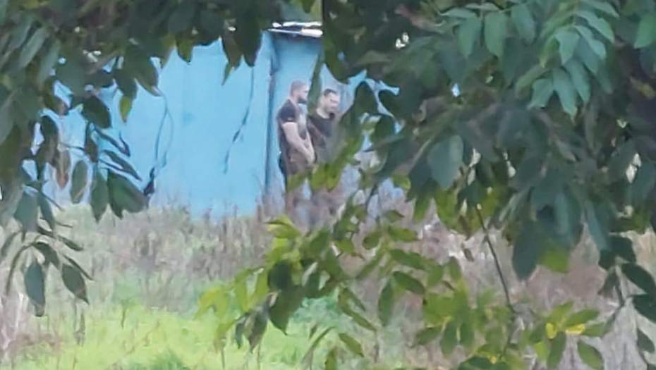 OVO SU OSUMNJIČENI ZA UBISTVO U KRNJAČI! Policija ih dovela na mesto zločina! (FOTO)