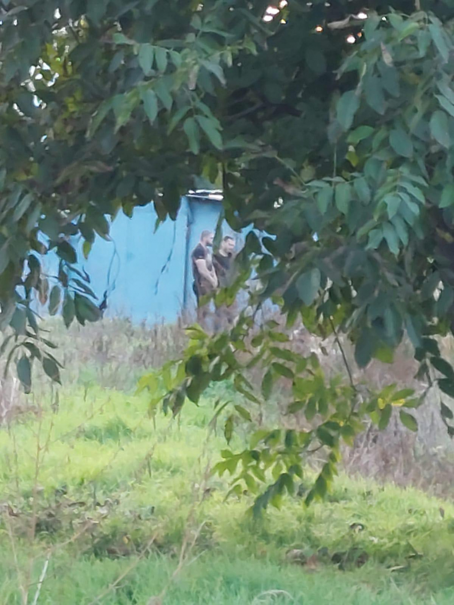 OVO SU OSUMNJIČENI ZA UBISTVO U KRNJAČI! Policija ih dovela na mesto zločina! (FOTO)
