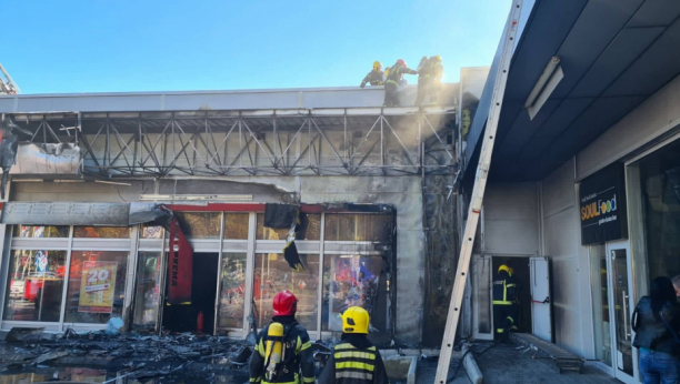 GUST DIM PREKRIO ULICE Požar u Pančevu, na teren stigli vatrogasci, stihija počela u ostavi za đubre (FOTO)