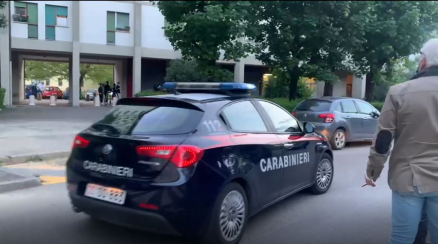 ZARATILI ZBOG ZABRANJENE LJUBAVI: Dve porodice se tukle motkama na ulici, troje povređeno