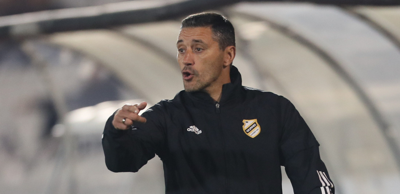 PORAZ MU TEŠKO PAO Trener Čukaričkog lomio po svlačionici, čuo ga i Miloš Milojević