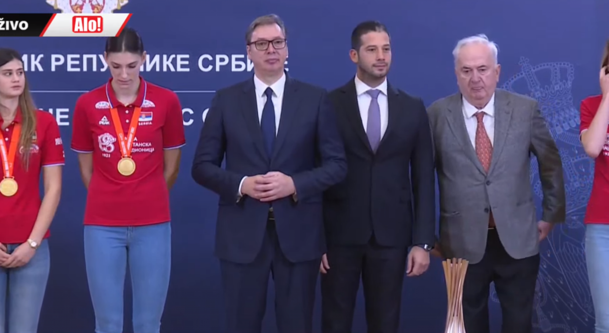 ZLATNE DEVOJKE U GOSTIMA KOD PREDSEDNIKA Aleksandar Vučić ugostio odbojkašice Srbije: Čestitam vam na istorijskom uspehu (VIDEO)