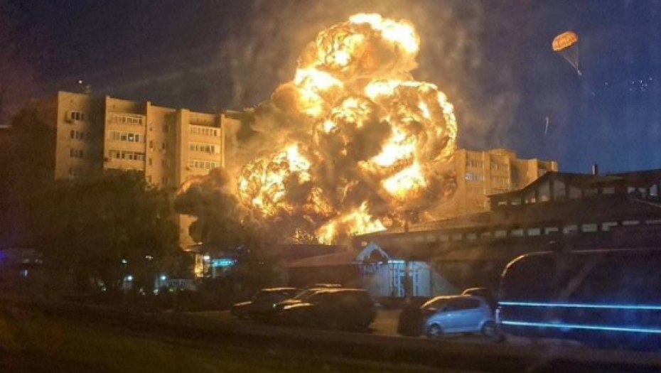 ZGRADA U PLAMENU Velika nesreća u Rusiji, avion se srušio na stambeni blok  (UZNEMIRUJUĆI VIDEO)