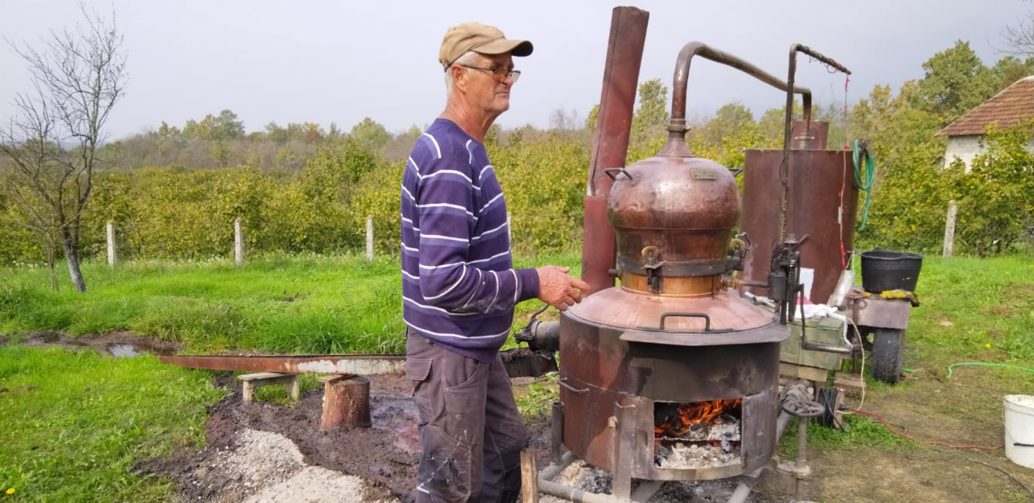 "UMRE NEKO, OŽENI SE, ŠTA ĆEŠ BEZ RAKIJE?!" Kuća domaćina Gavre nikada nije ostala bez čuvenog srpskog pića: Selo opustošeno, ali tradicija pored kazana se ne zaboravlja (VIDEO)