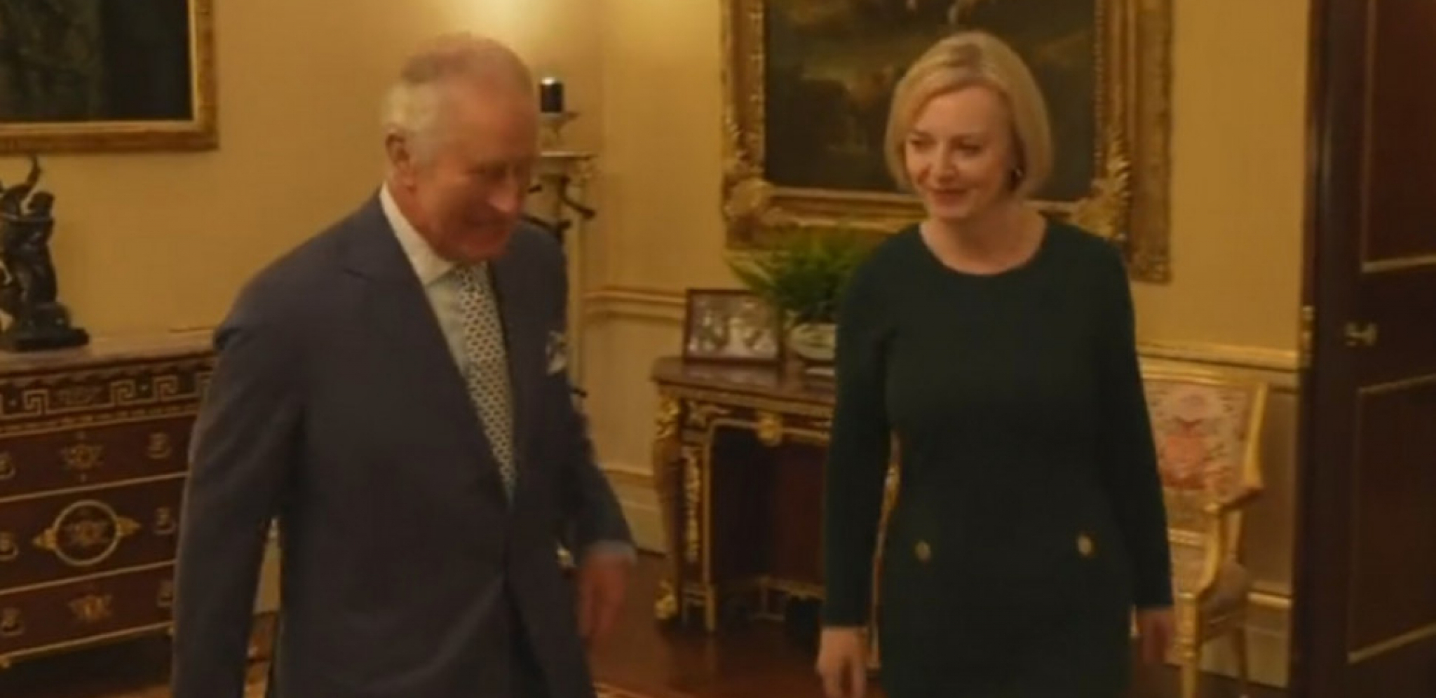 CEO SVET MU SE SMEJE Kralj Čarls od susreta sa premijerkom napravio hit komediju, reakcije ne prestaju