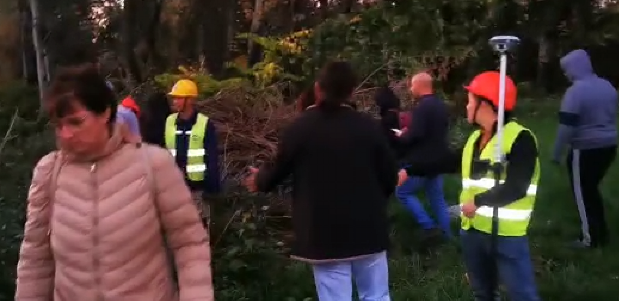 NAPAD NA UREDNICU NOVOSADSKE TELEVIZIJE Lažni ekolozi nasrnuli na Emiliju Marić, udarili je u glavu i izbili telefon iz ruke! (VIDEO)