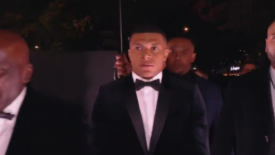BLAM GODINE Mbape došao na dodelu Zlatne lopte, ceo Pariz mu je zviždao (VIDEO)