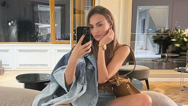 GORI U MREŽASTIM ČARAPAMA Emina Jahović podigla nogu u provokativnoj kombinaciji, napravila potpunu pometnju! (FOTO)