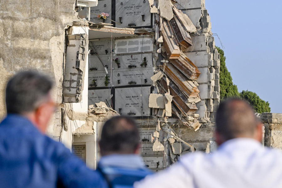 HOROR U ITALIJI! Raspalo se groblje, vise sanduci sa pokojnicima! (FOTO)