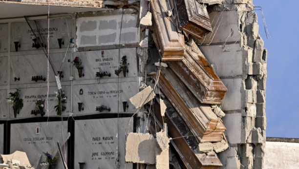 HOROR U ITALIJI! Raspalo se groblje, vise sanduci sa pokojnicima! (FOTO)