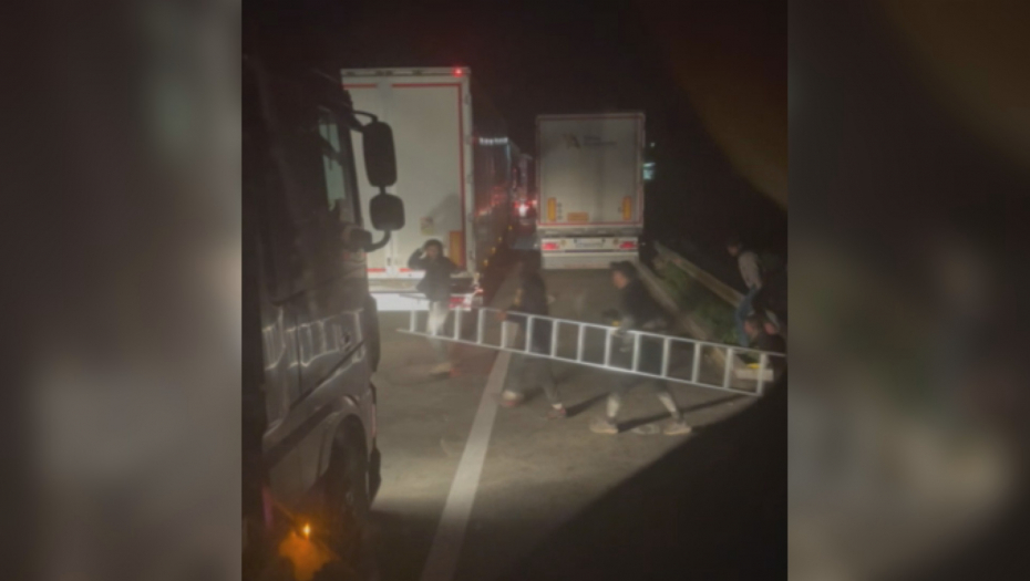 MIGRANTI NAPRAVILI HAOS NA AUTOPUTU Nose merdevine, naskaču na kamione i seku cerade (FOTO)