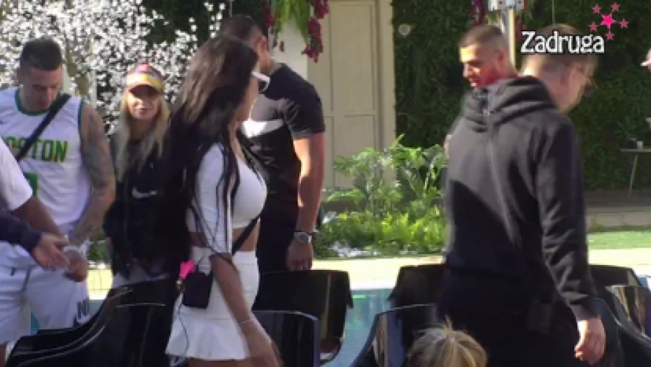 POKAZALA ZADNJICU Slađana Lazić rešila da eliminiše konkurenciju, zadrugari nisu skidali pogled sa nje (FOTO)