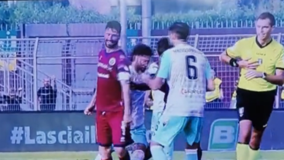 FUDBALSKA BRUKA GODINE Nagazio rivala na glavu, ovo je za zatvor (VIDEO)