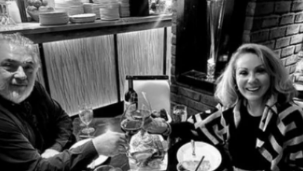 LEPA BRENA SLAVI 62. ROĐENDAN Pevačica objavila fotografiju sa Bobom, uživaju u luksuznom restoranu na Floridi (FOTO)