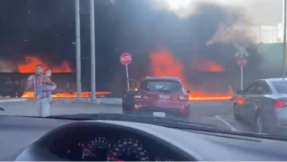CISTERNA EKSPLODIRALA POSLE UDESA! Stravičan požar na putu, zapalile se i kuće! (VIDEO)