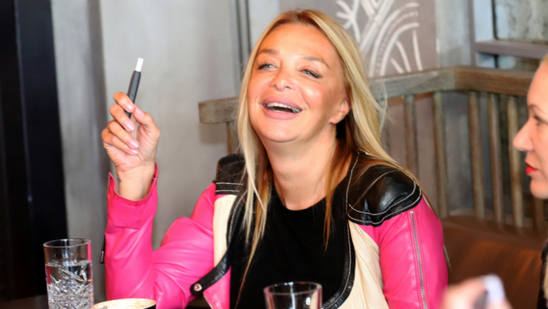 NIKAD JE NIJE ZAPROSIO Naša pevačica krije partnera kao zmija noge, evo kako izgleda (FOTO)