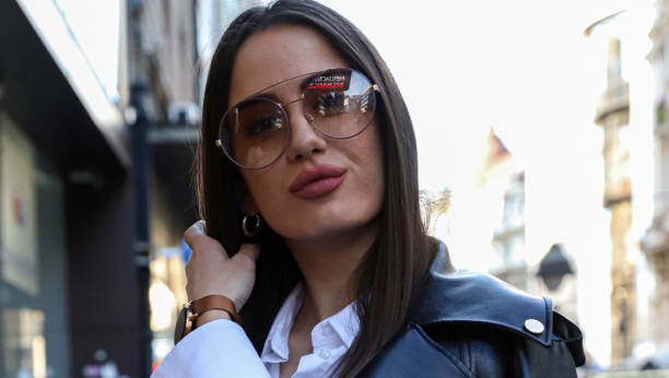 SRPKINJE POLUDELE ZA OVOM TORBOM Apsolutni je hit proleća i čim se pojavi u prodavnicama, rasproda se brzinom svetlosti