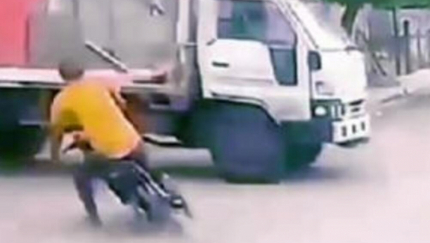 OVAKVU BIZARNU NESREĆU NISTE VIDELI Pregazio ga kamion, a on ustao kao da se ništa nije desilo (VIDEO)