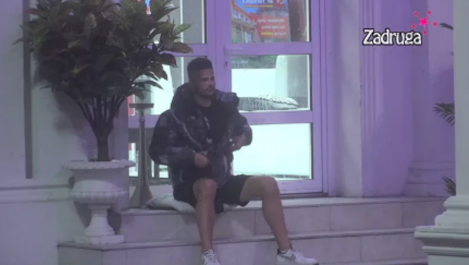 KUJE NOVI PAKLENI PLAN? Osamio se u dvorištu, pa sve vreme razmišlja (FOTO)