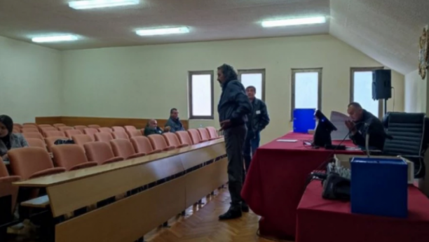 (UŽIVO) IZBORI U CRNOJ GORI, HAOS VEĆ POČEO: Ukradena glasačka kutija u Podgorici, u Šavniku incident na početku glasanja