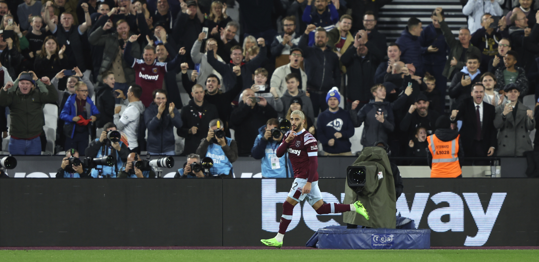 "ČEKIĆEM PO TREŠNJICAMA" Vest Hem bez greške u Londonu protiv Burnmauta