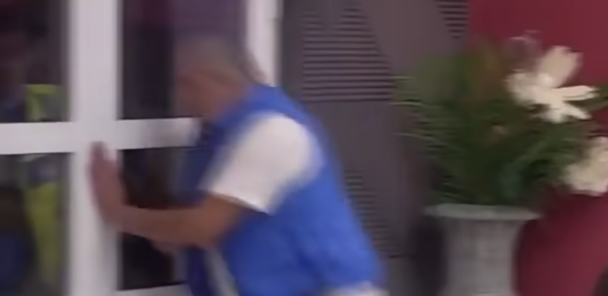 JEZIVI SNIMAK MIKIJA ĐURIČIĆA Zadrugar u jeku nervnog sloma udara glavom u staklo, cimeri prebledeli (VIDEO)