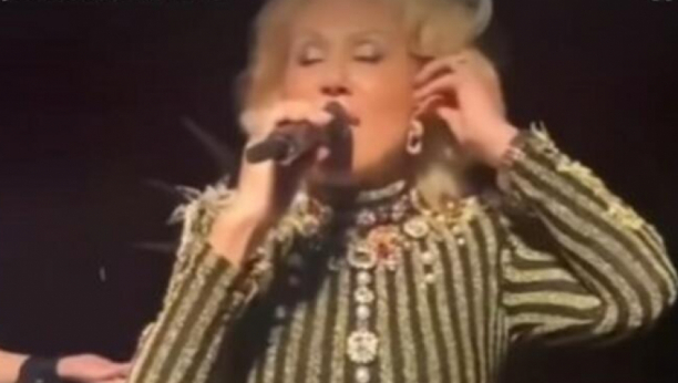 POJAVILA SE U NIKAD KRAĆOJ HALJINI Lepa Brena pokazala duge noge bez trunke celulita, komentari samo pljušte (FOTO)