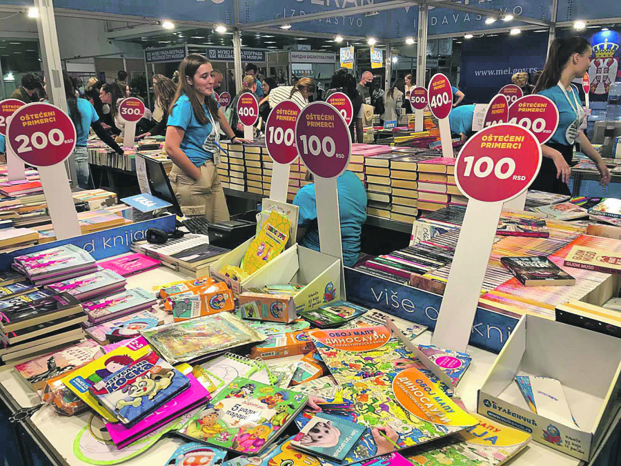 4 KNJIGE PO CENI 1 KUTIJE CIGARETA Sajam knjiga: Ništa onlajn -  ljudi željni susreta uživo