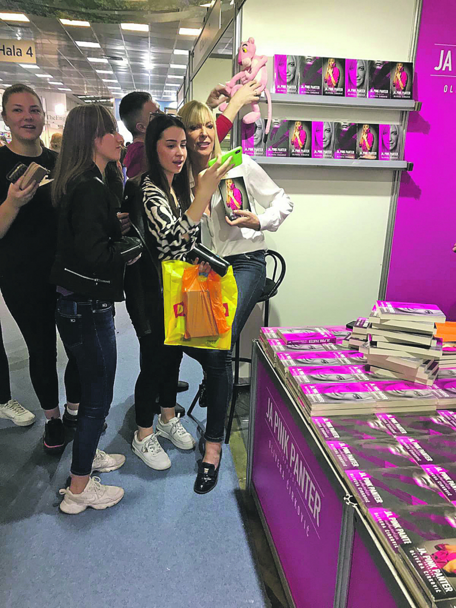 4 KNJIGE PO CENI 1 KUTIJE CIGARETA Sajam knjiga: Ništa onlajn -  ljudi željni susreta uživo