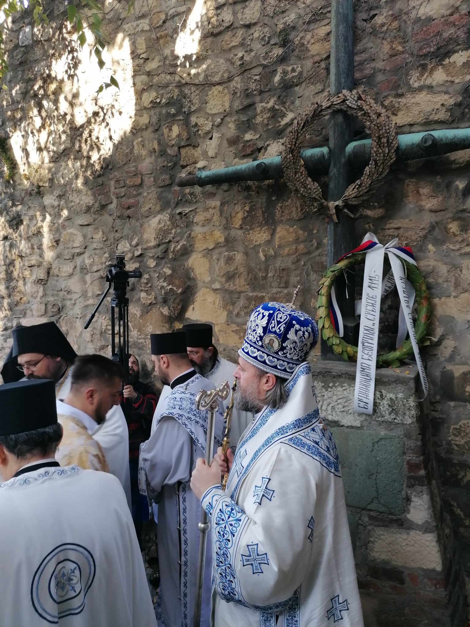 DEDU ŽIVANA JE PETKA VRATILA IZ MRTVIH! Hiljade vernika satima čekalo da se pokloni moštima čudotvorne svetiteljke