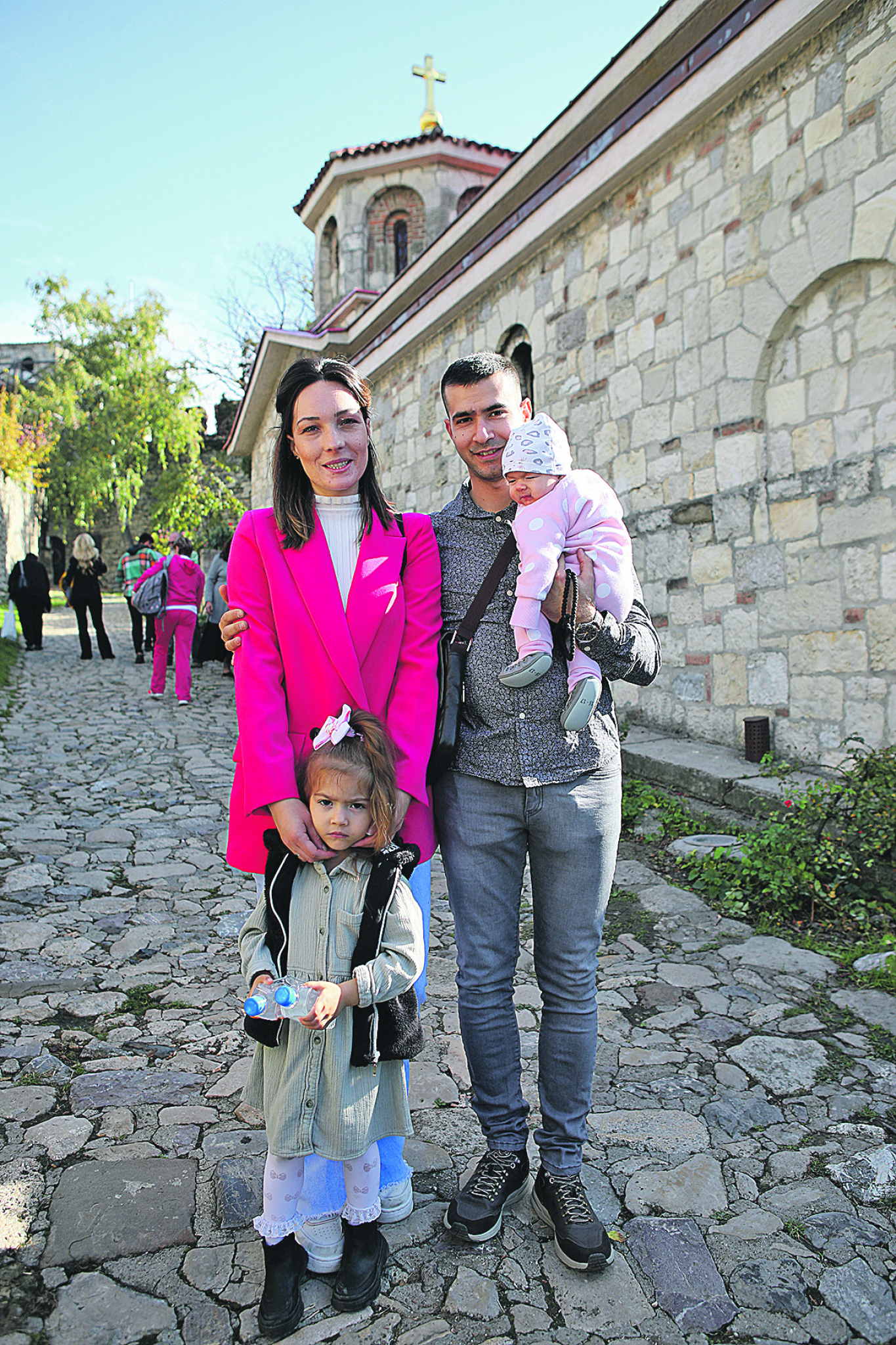 DEDU ŽIVANA JE PETKA VRATILA IZ MRTVIH! Hiljade vernika satima čekalo da se pokloni moštima čudotvorne svetiteljke