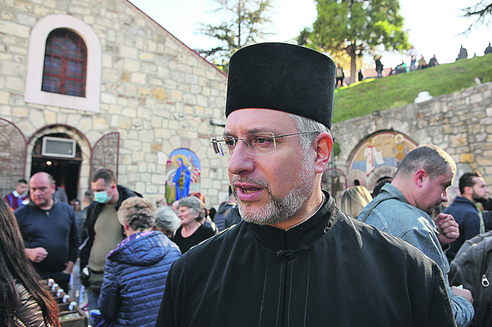 DEDU ŽIVANA JE PETKA VRATILA IZ MRTVIH! Hiljade vernika satima čekalo da se pokloni moštima čudotvorne svetiteljke