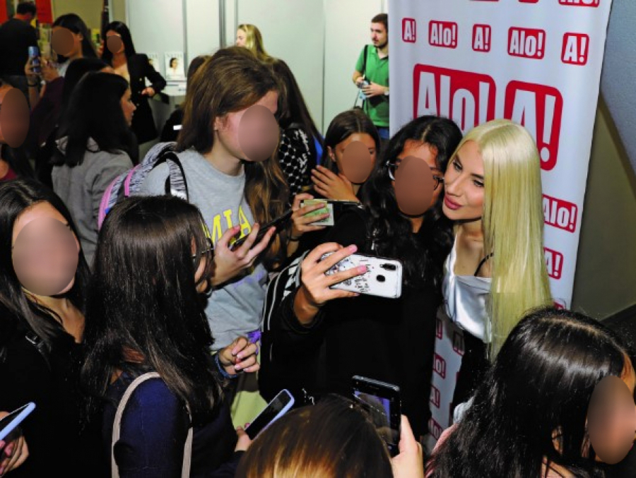 MILION DECE NA ŠTANDU ALO! Školski dan na Sajmu knjiga prošao u znaku naših gostiju, Neda potpisivala roman, klinci se slikali s influenserima