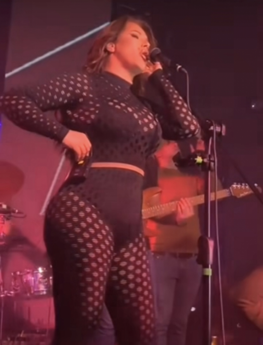 RASPAMETILA PUBLIKU VRELIM IZDANJEM Seka Aleksić zapalila klub mrežastim komadima odeće (FOTO)