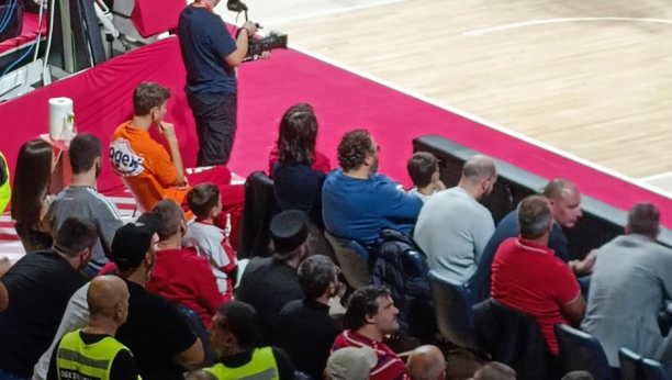 PREPUN "PIONIR" BODRI ZVEZDU Dva popa u prvim redovima pružaju podršku crveno-belima protiv Bajerna (FOTO)