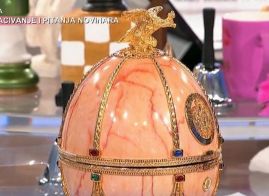 NIJE KRILA ODUŠEVLJENJE Jovana Jeremić dobila skupoceni poklon od Bogoljuba Karića (FOTO)