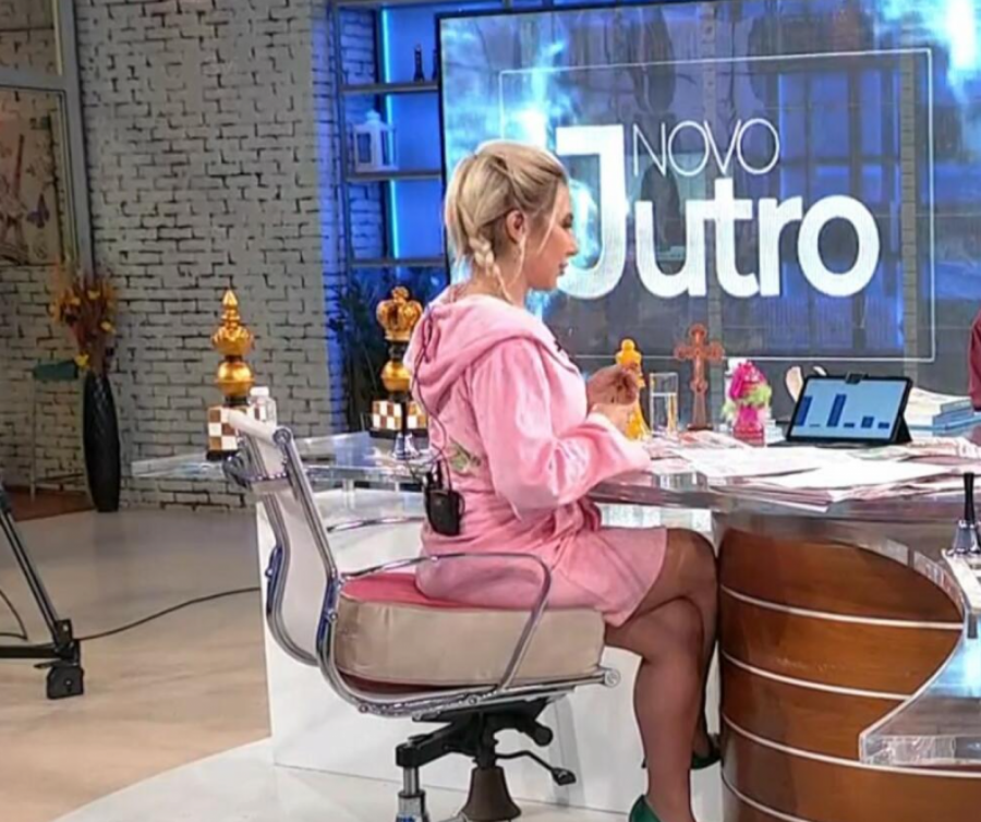 POMERA GRANICE Jovana Jeremić ne prestaje da šokira javnost, evo šta je radila za vreme reklama (FOTO)