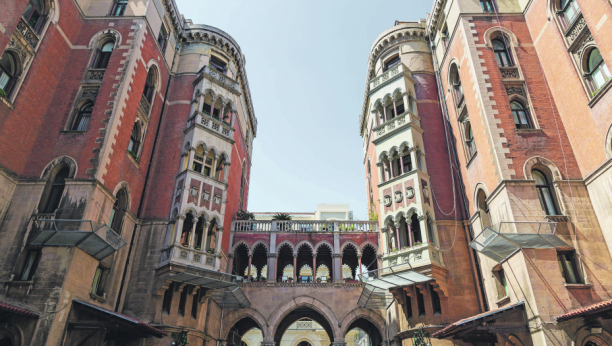 CRKVA SV. ANTUNA Najveća katolička crkva u gradu