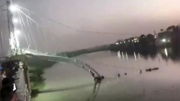 NAJMANJE 60 MRTVIH U STRAVIČNOJ NESREĆI Otkriveni detalji rušenja visećeg mosta u Indiji (FOTO/VIDEO)