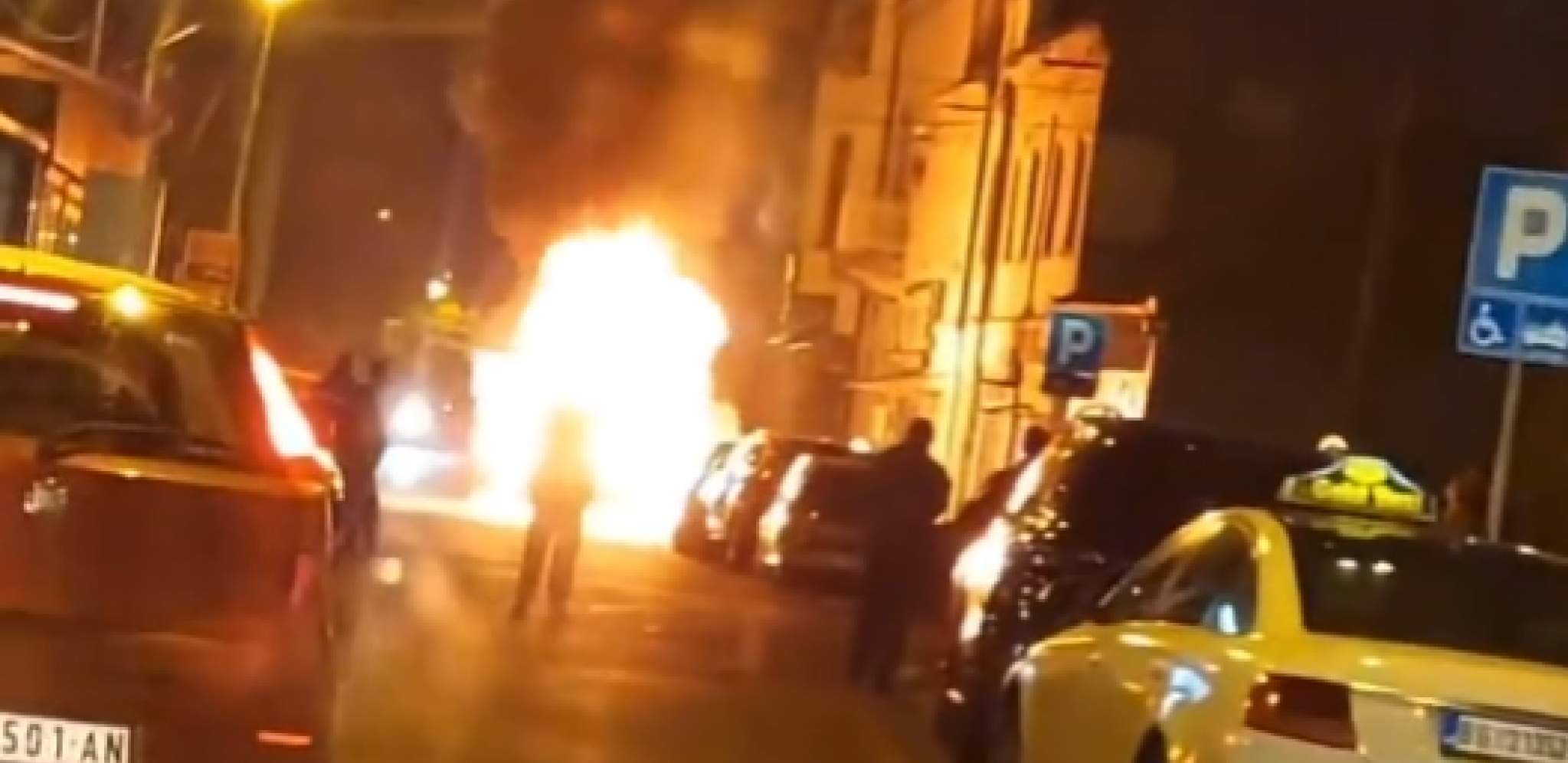 VATRA BUKTI, PROLAZNICI U ŠOKU Automobil se zapalio na Banovom brdu (VIDEO)