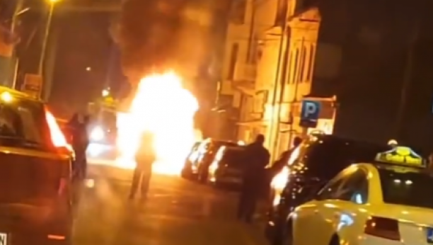VATRA BUKTI, PROLAZNICI U ŠOKU Automobil se zapalio na Banovom brdu (VIDEO)