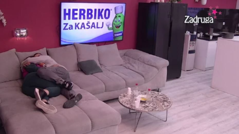 MIKSI ŽELJNA S*KSA Kulićka zaskočila Bebicu pred zadrugarima, pa joj ruka otišla malo niže, on joj poručio ovo