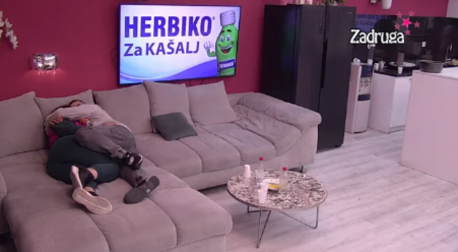 MIKSI ŽELJNA S*KSA Kulićka zaskočila Bebicu pred zadrugarima, pa joj ruka otišla malo niže, on joj poručio ovo