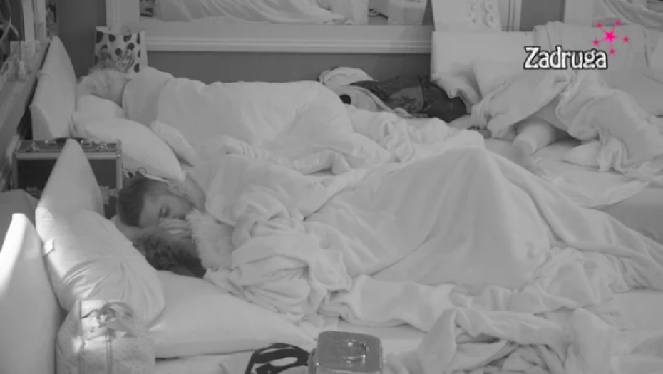 RAZMENJIVALI NEŽNOSTI Maja i Bilal zakopali ratne sekire, sve njihove probleme rešila "jorgan planina" (FOTO)